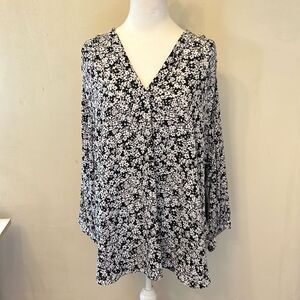 Vince Camuto black white floral long sleeve V neckline blouse Size 3X New